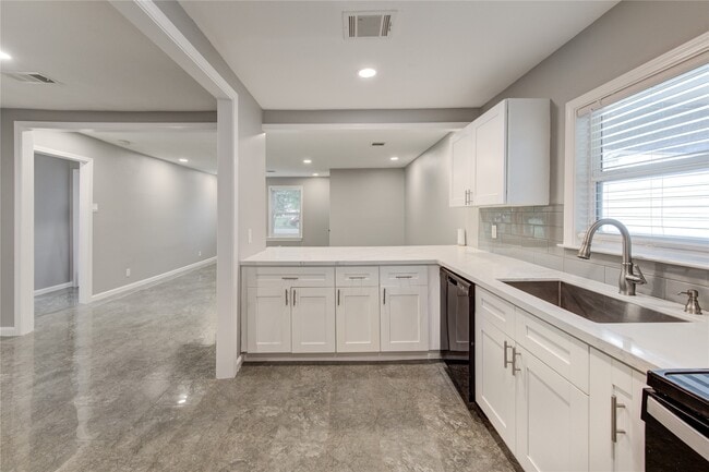 Building Photo - 4545 Bricker St