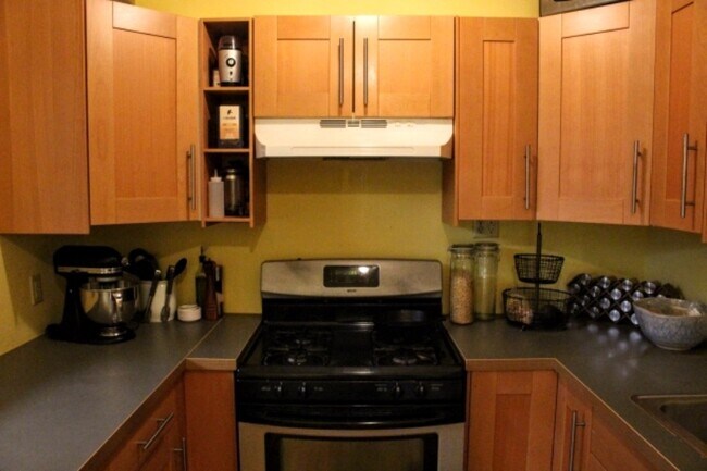 Building Photo - 5301 N Lakewood Ave