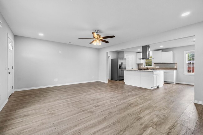 Building Photo - 3 Bed, 2 Bath Home Available in Gentry!