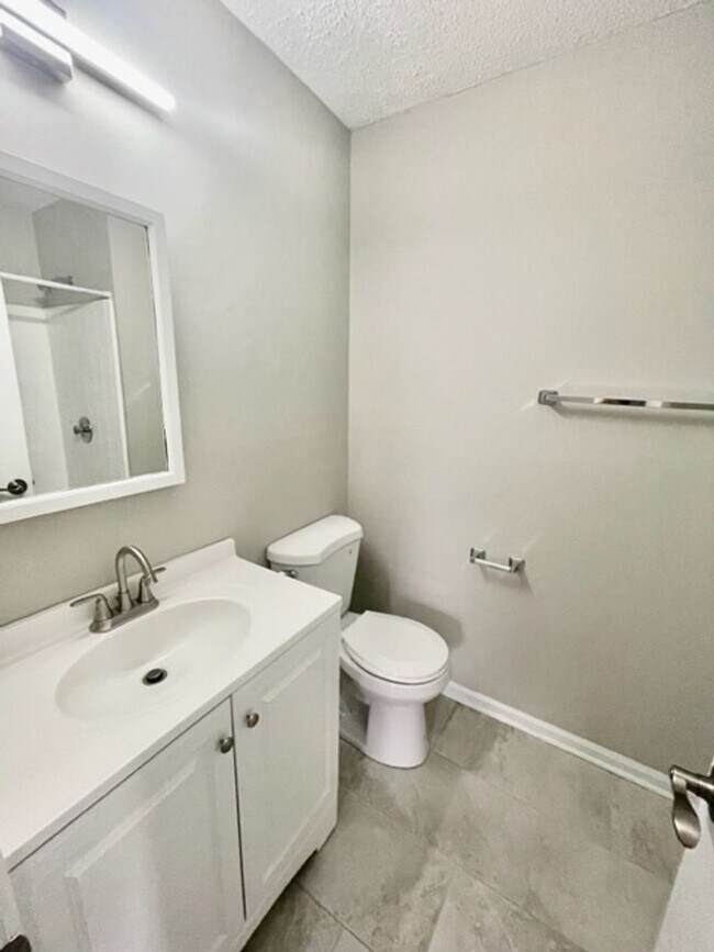 Building Photo - Must see this adorable 2 Bedroom, 2 bath condo on the 2nd floor in the RoseCroft community