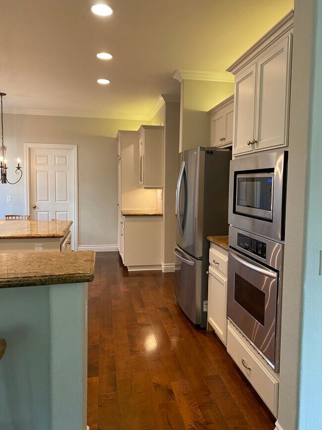 Building Photo - Private Courtyard Entry & Expansive Backyard Oasis