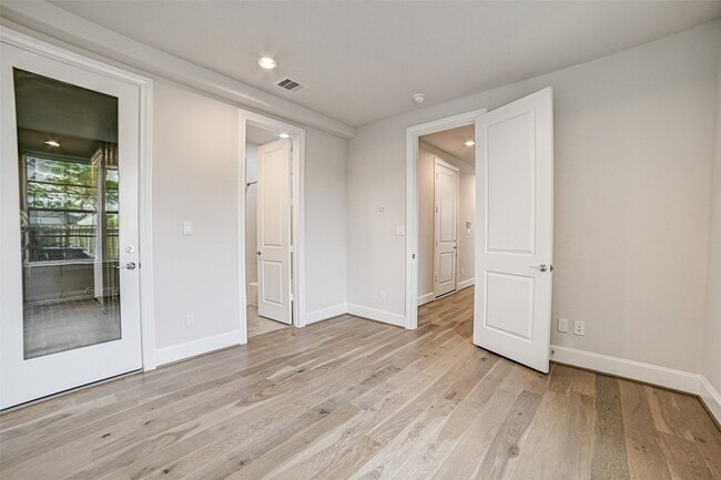 Building Photo - 2218C Lou Ellen Ln