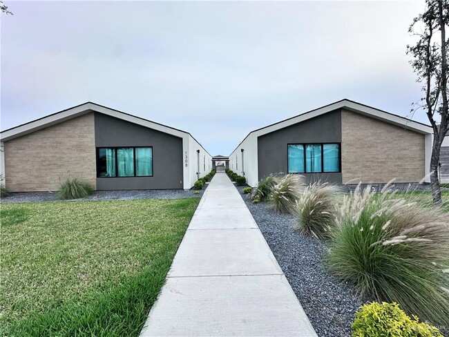Building Photo - 1308 E Iris Ave