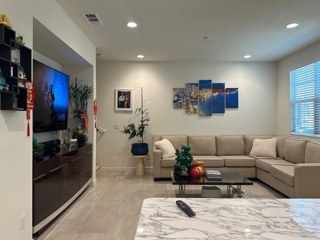 Building Photo - Room for Rent in Stanton-Prime Location