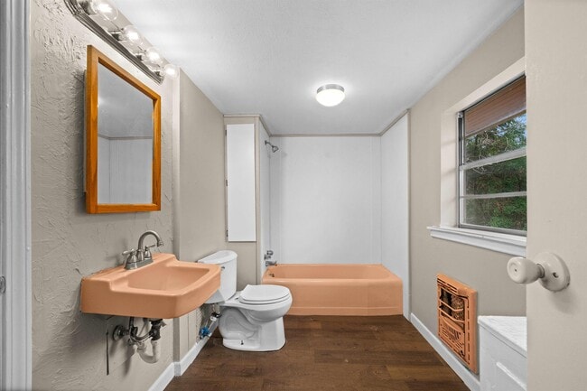 Building Photo - 1522 N Ross Ave