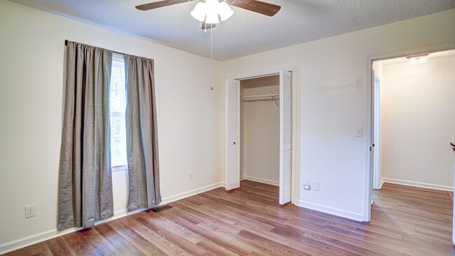Building Photo - 2 Bdrm / 1.5 Bath Townhouse in Johnson Cit...