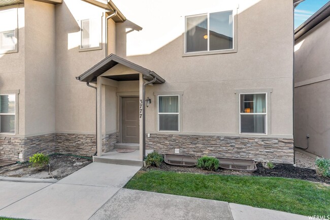 Building Photo - Beautiful Townhouse in Eagle Mountain