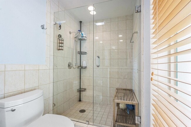 Building Photo - 4510 Bayview Dr