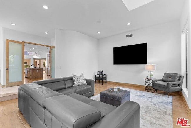 Building Photo - 605 N Hillcrest Rd