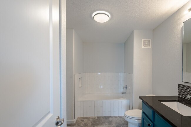 Building Photo - 6810 Deatonhill Dr