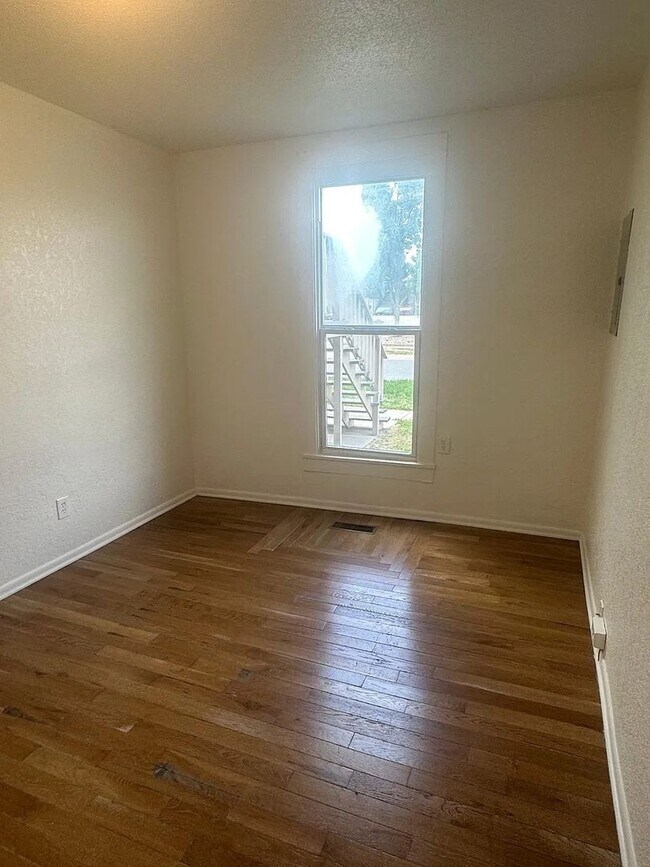 Building Photo - 404 S Marion St