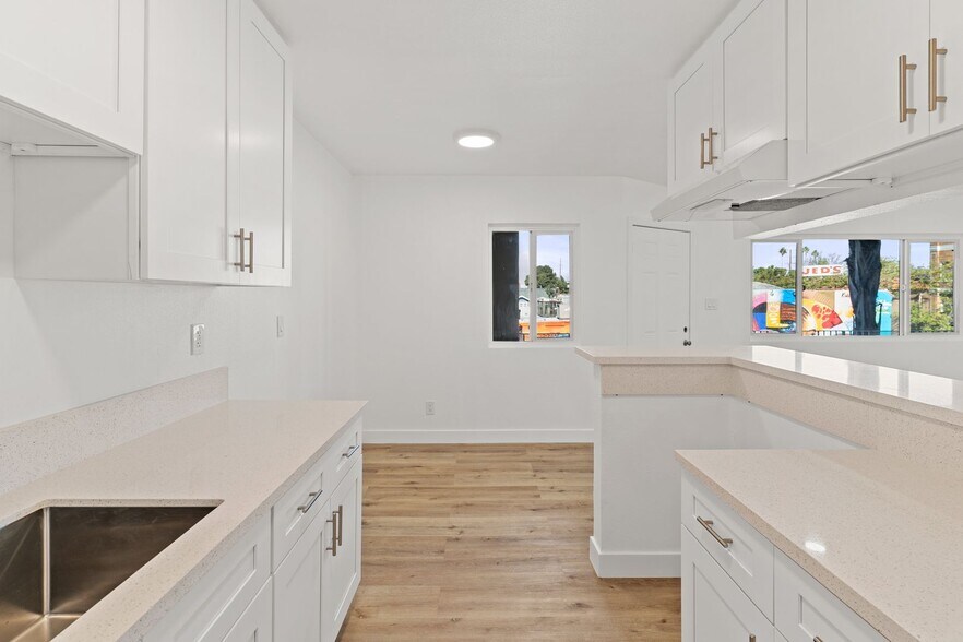 Building Photo - 927 Daisy Ave