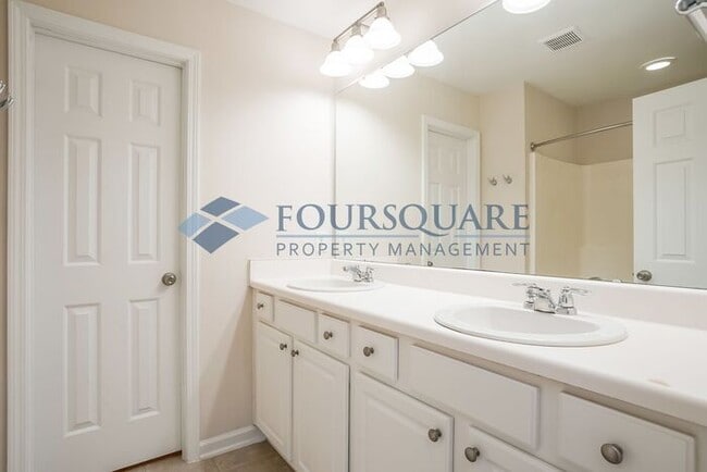 Building Photo - Spacious 3- Bed Townhome  With Back Patio ...