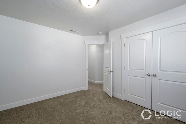 Building Photo - Beautiful Townhome in Lehi UT
