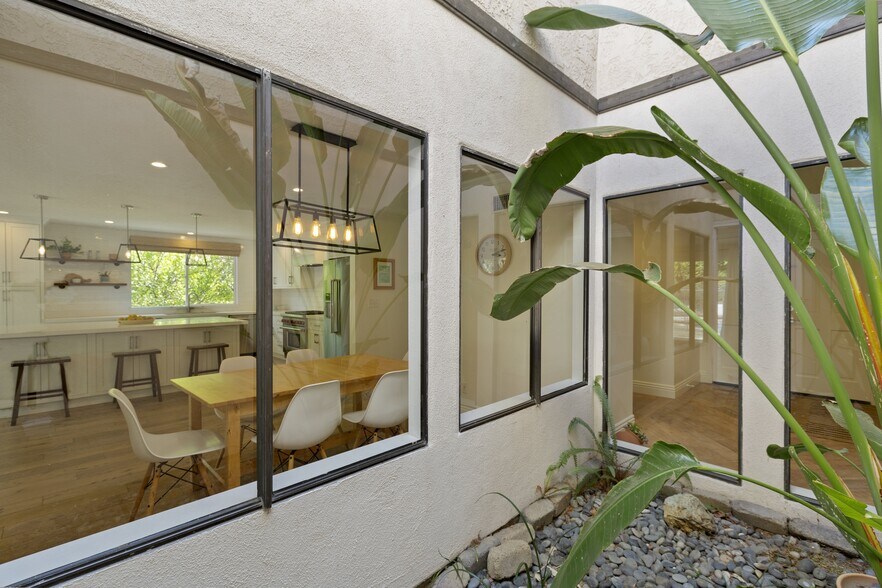 Atrium - 6146 Shadycreek Dr