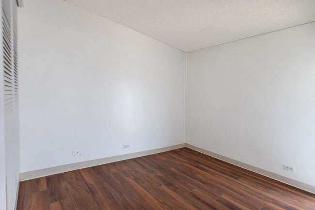 Primary Photo - Queens Villa 1bd/1ba/1parking