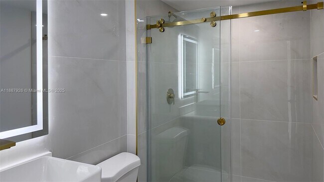 Building Photo - 3301 N Country Club Dr