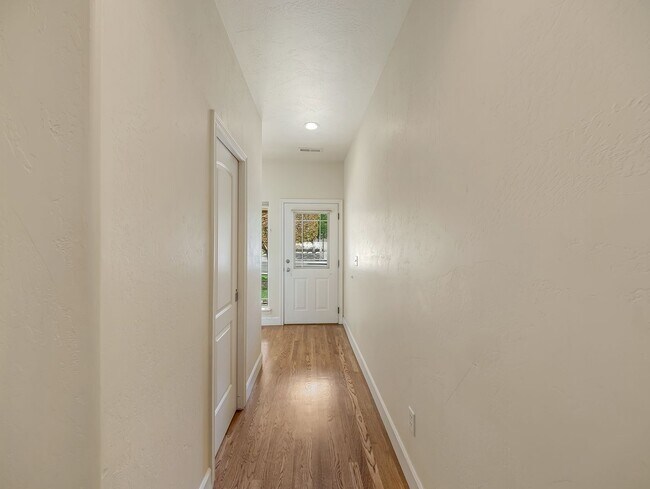 Building Photo - 832 Montclair Dr