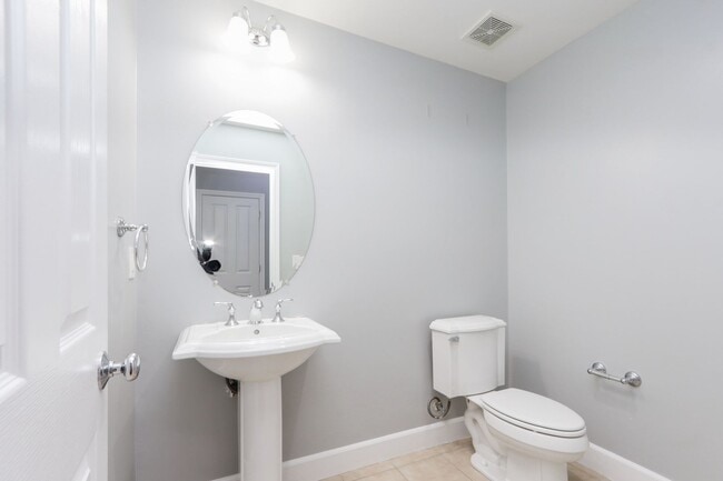 Building Photo - 3 Bed / 2.5 Bath beautiful end unit townhome with tons of upgrades. YouTube Tour!!