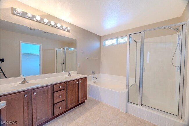 Building Photo - 7718 Ornamento Way