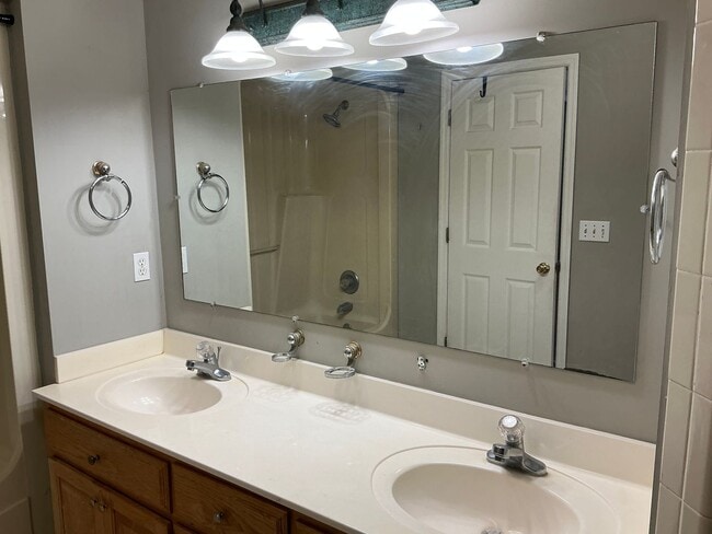 Building Photo - 1414 Jane St