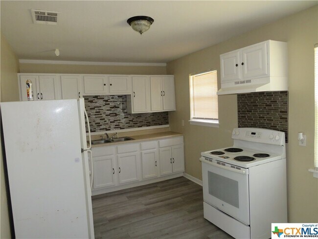 Building Photo - 104 Bybee Ct