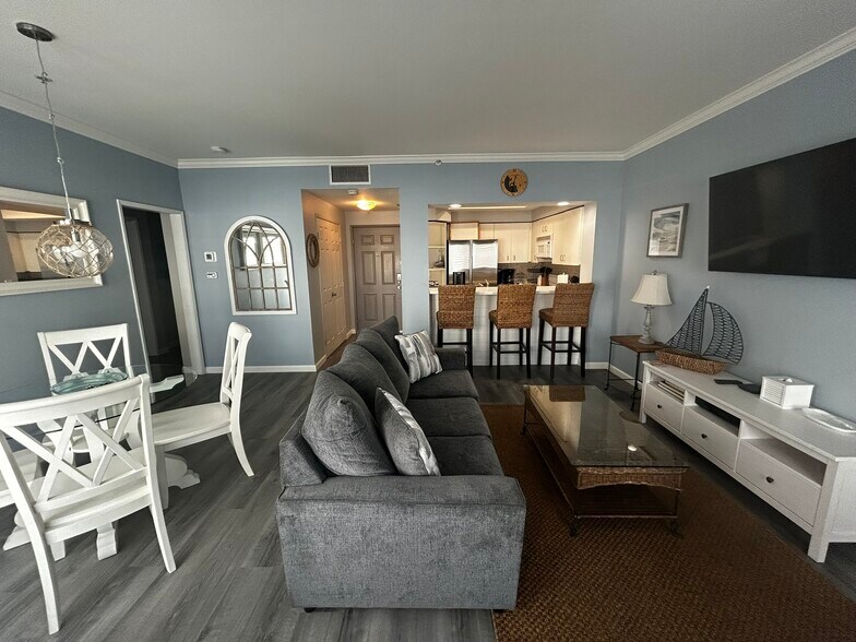 Living Room/Dining Area - 655 Columbia St