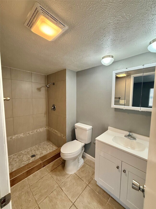 Building Photo - 14650 Lourdes Dr