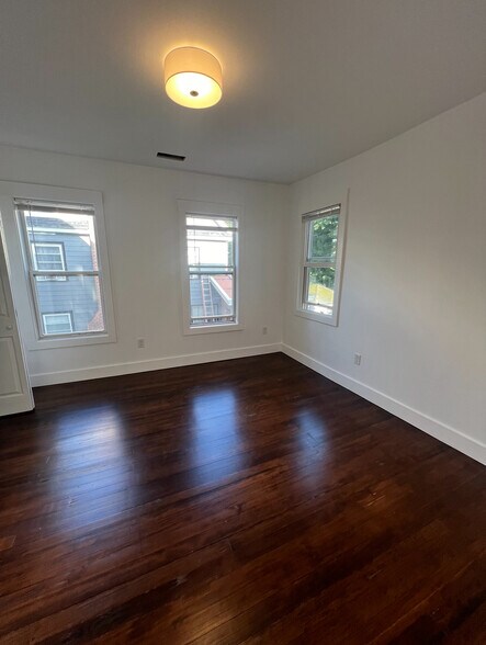 Building Photo - 10 Stark St