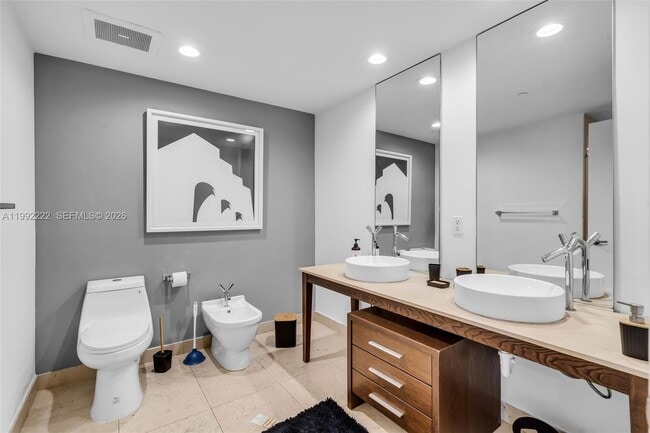 Building Photo - 495 Brickell Ave