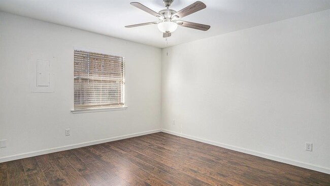 Building Photo - 2107 Mistletoe Ave