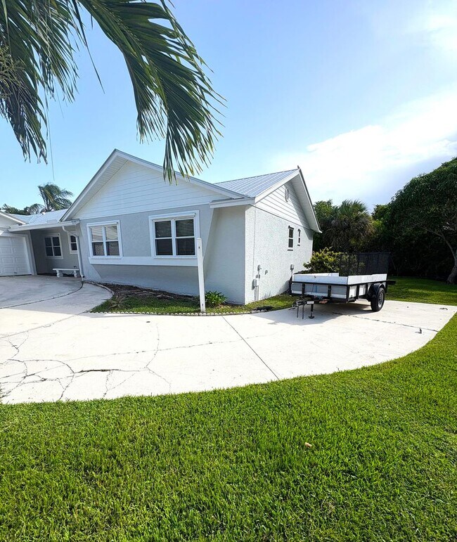Building Photo - Boater's Dream: 4/2.5/3CG home in exclusiv...