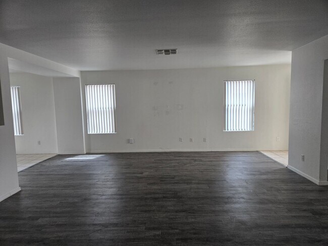 Building Photo - 3 bed, 2 bath in Surprise