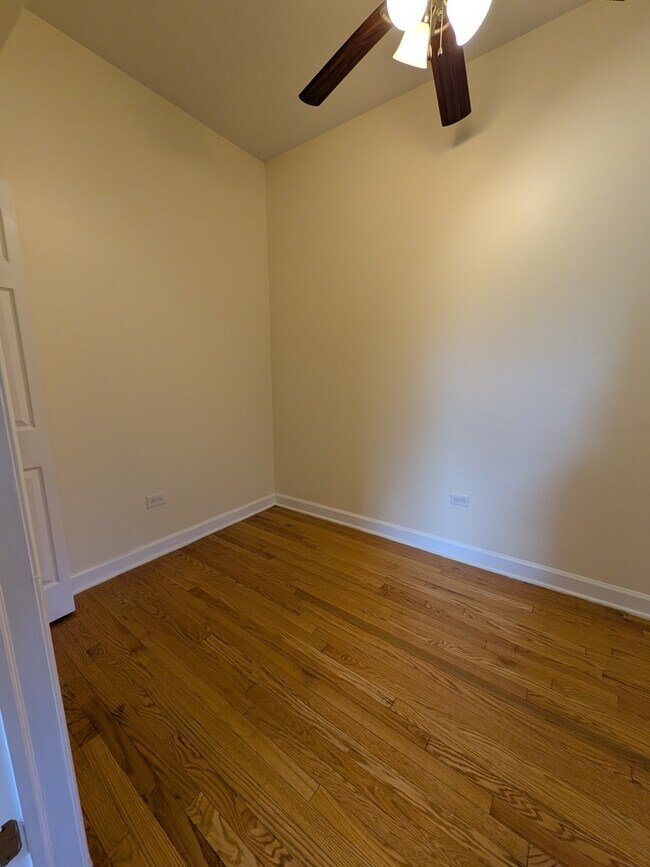 Building Photo - 5031 S Hermitage Ave