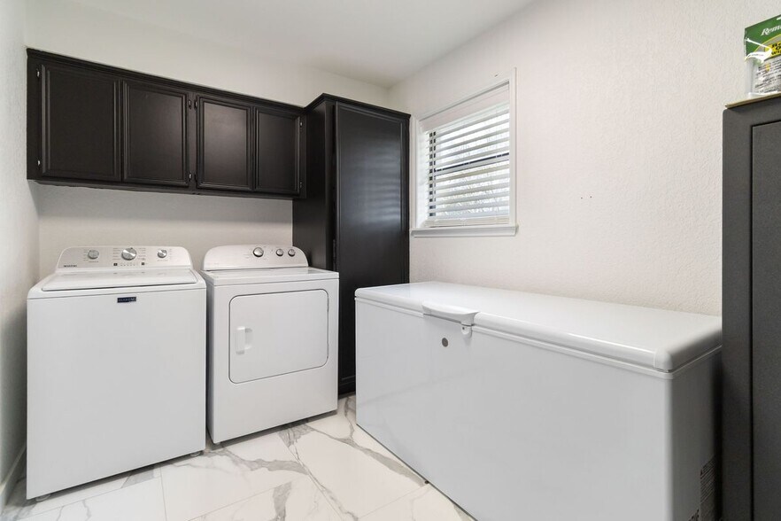 Building Photo - 107 Oak Crest