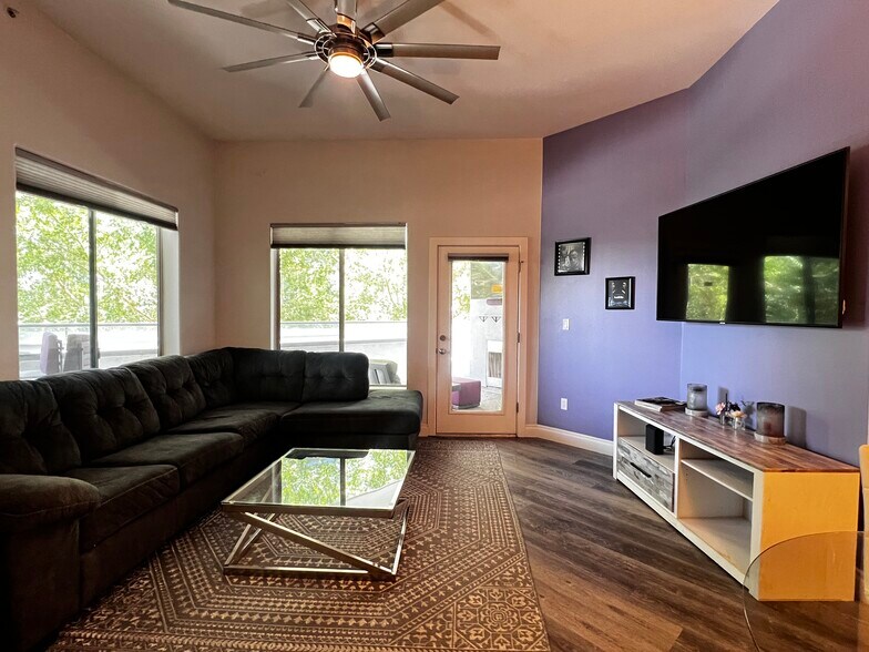 Building Photo - 945 E Playa del Norte Dr