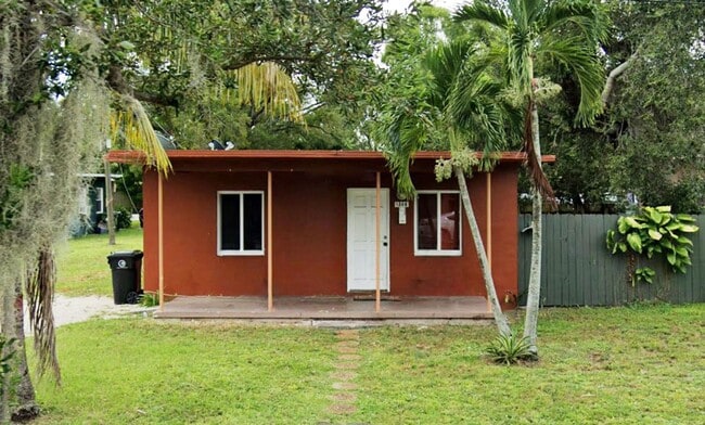 Building Photo - Nice 2-1 house
