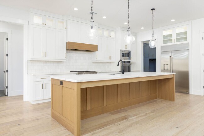 Building Photo - 6 bedroom with RV Garage and Hot Tub