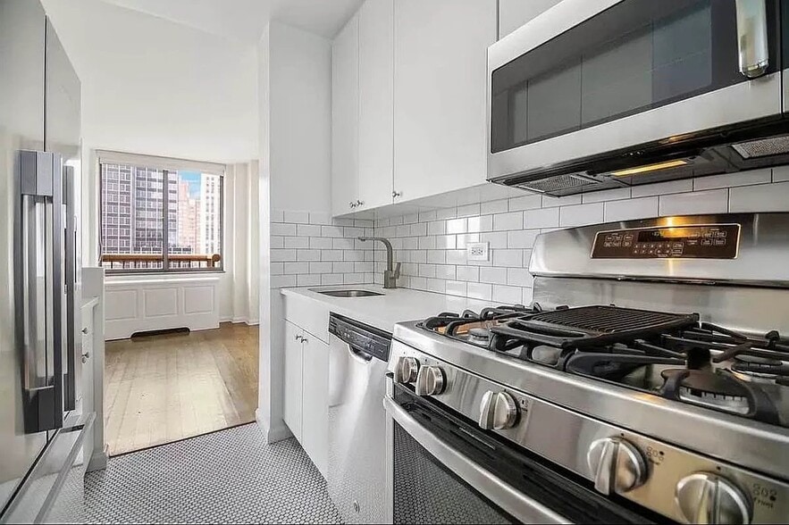 Building Photo - 245 E 44th St