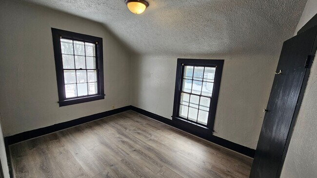 Building Photo - 118-118.5-1185 Wood St