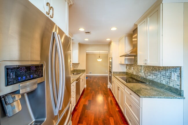 Building Photo - Charming End Townhouse in Prime North Old Town Location