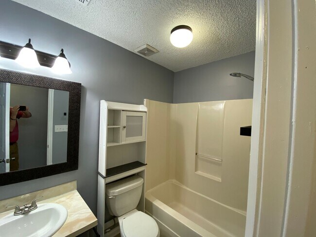 Building Photo - Great, 3-bed / 2 full bath location off th...