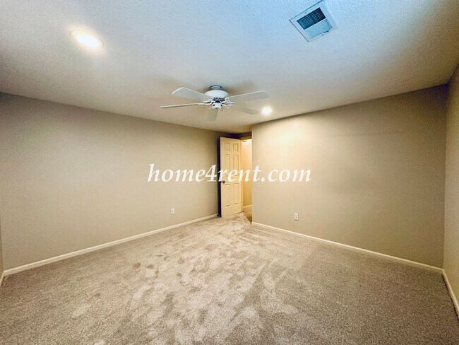 Building Photo - Exceptional 1.5 Story Home in the Prestigious Loch Lloyd Community!