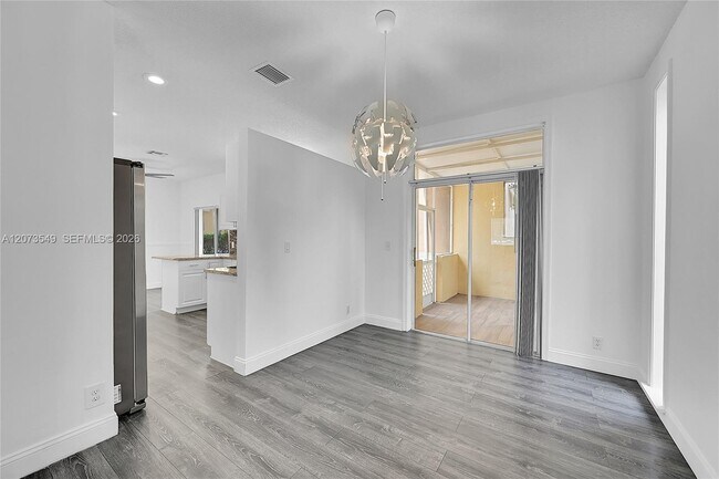 Building Photo - 11201 Lakeview Dr