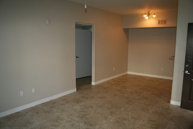 Building Photo - Great Community with all Amenities included