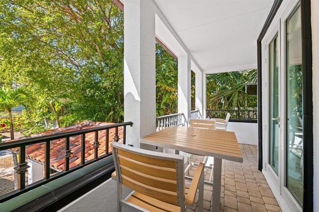 Building Photo - 122 NE 16th Terrace