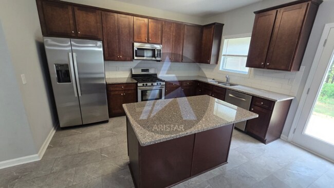 Building Photo - 208 Persian Ivy Way