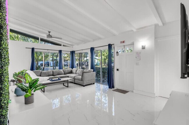 Building Photo - 714 NE 17th Ct