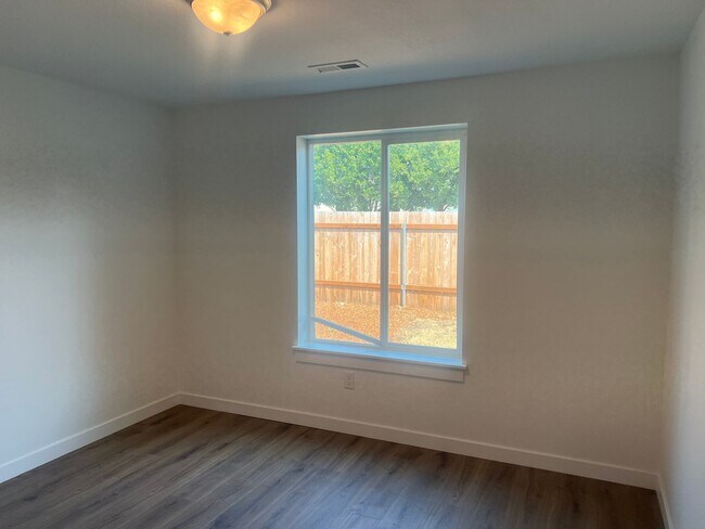 Building Photo - 724 SE 135th Ct