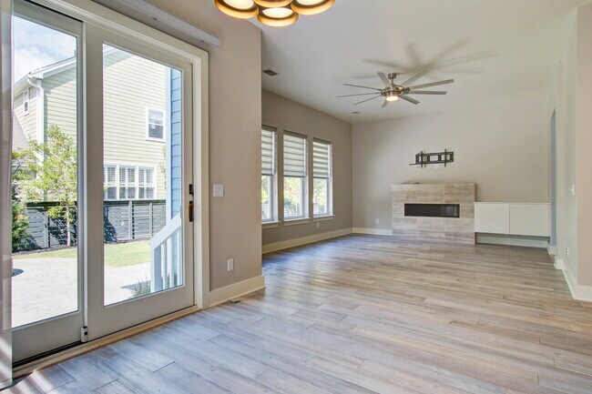 Building Photo - 2217 Daniel Island Dr